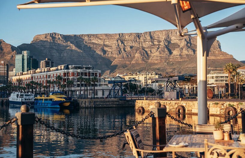 Outdoor waterfront dining with Table Mountain skyline in Cape Town