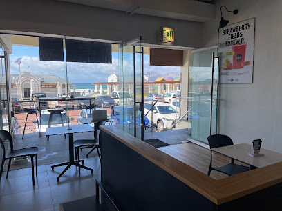 KAUAI Muizenberg interior with counter, tables and beach view