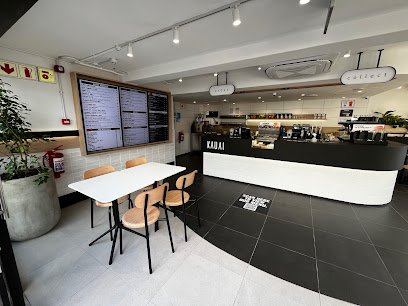 KAUAI Hout Bay counter, digital menu boards and dining table