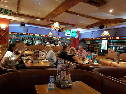 Sioux Spur dining room with families sharing meals in leather booths