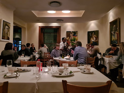 Cozy, candlelit dining room at Il Leone Mastrantonio with guests and waiter